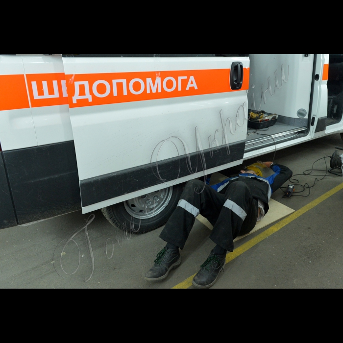 Київ. У НВО «Практика» відбувся прес-тур для  ЗМІ на завод із виробництва автомобілів швидкої медичної допомоги. Усі присутні могли ознайомитись із виробничим процесом створення спеціалізованих автомобілів -- карет швидкої допомоги, та у рамках брифінгу отримали відповіді на запитання до керівництва підприємства.