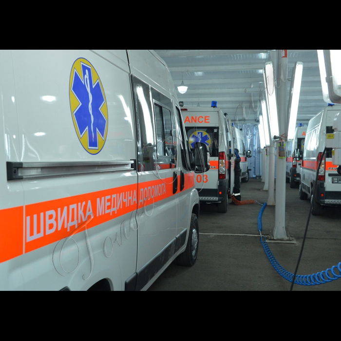 Київ. У НВО «Практика» відбувся прес-тур для  ЗМІ на завод із виробництва автомобілів швидкої медичної допомоги. Усі присутні могли ознайомитись із виробничим процесом створення спеціалізованих автомобілів -- карет швидкої допомоги, та у рамках брифінгу отримали відповіді на запитання до керівництва підприємства.