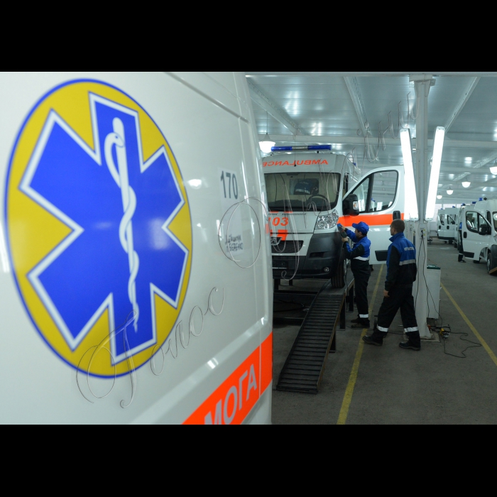 Київ. У НВО «Практика» відбувся прес-тур для  ЗМІ на завод із виробництва автомобілів швидкої медичної допомоги. Усі присутні могли ознайомитись із виробничим процесом створення спеціалізованих автомобілів -- карет швидкої допомоги, та у рамках брифінгу отримали відповіді на запитання до керівництва підприємства.
