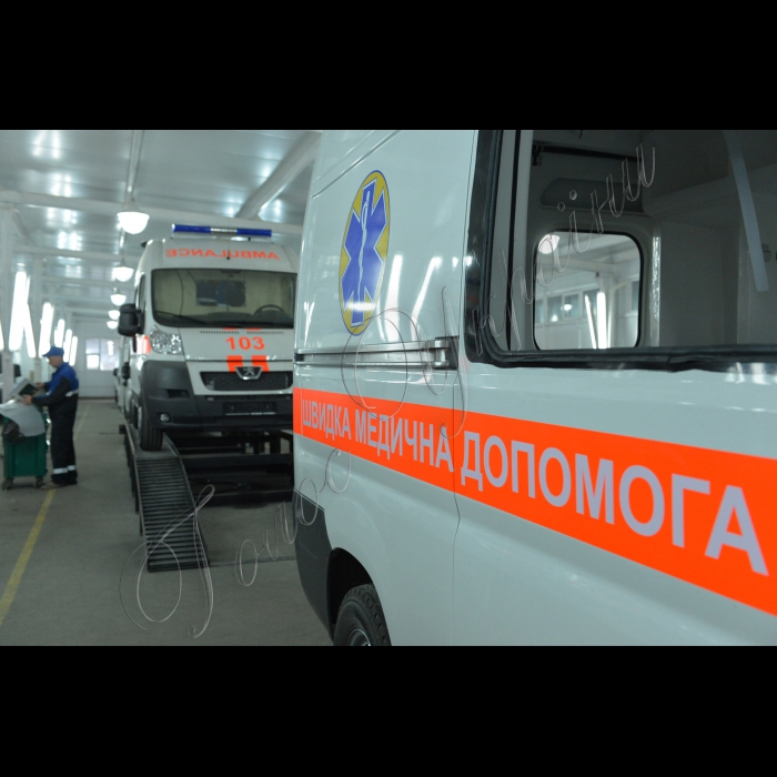 Київ. У НВО «Практика» відбувся прес-тур для  ЗМІ на завод із виробництва автомобілів швидкої медичної допомоги. Усі присутні могли ознайомитись із виробничим процесом створення спеціалізованих автомобілів -- карет швидкої допомоги, та у рамках брифінгу отримали відповіді на запитання до керівництва підприємства.