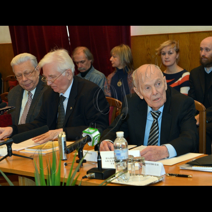 Київ. У конференц-залі НАНУ відбулось ювілейне засідання Ради Міжнародної асоціації академій наук, присвячене 20-річчю з дня її заснування. Засідання провів президент академік НАН України Б.Є. Патон.
Радник АН РФ Борис Мясоєдов, член президії академії наук РФ академік Геннадій Місяць,  Президент Національної академії наук України, академік НАН України Борис Патон 