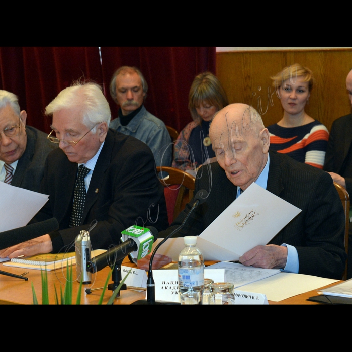 Київ. У конференц-залі НАНУ відбулось ювілейне засідання Ради Міжнародної асоціації академій наук, присвячене 20-річчю з дня її заснування. Засідання провів президент академік НАН України Б.Є. Патон 