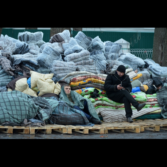 Київ. Маріїнський парк. Прихильники Партії регіонів згорнули наметове містечко на підтримку Президента.