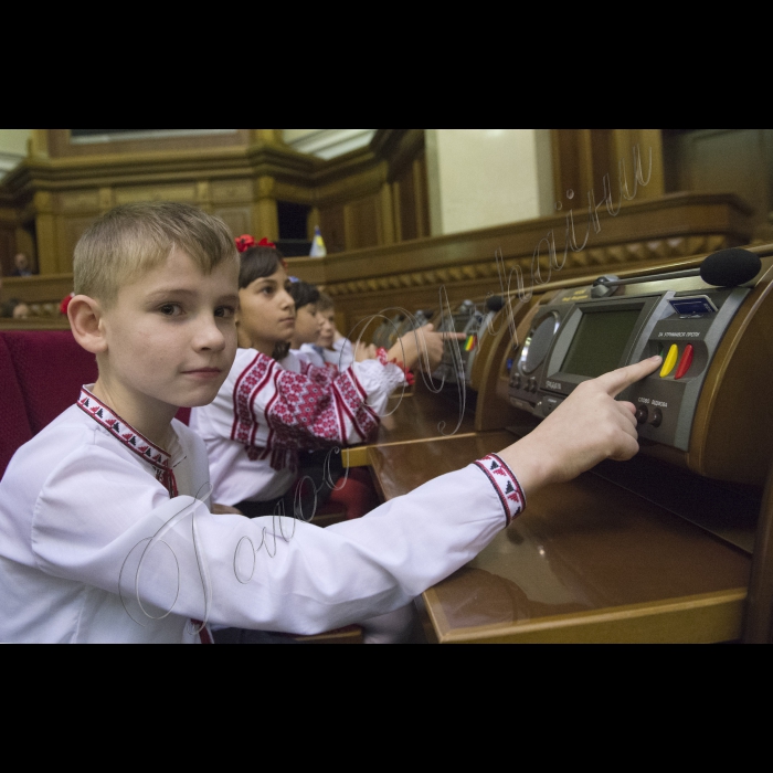 Діти з усіх регіонів України завітали до Верховної Ради. Це не просто дітки - це сироти та ті, що втратили батьків у зоні АТО. До них прийшов Святий Миколай і Голова ВР України Володимир Гройсман  з подарунками. Діток розважатимуть волонтери, їм також буде надано можливість проголосувати Закон Мрій.