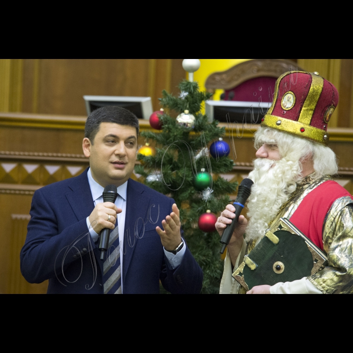 Діти з усіх регіонів України завітали до Верховної Ради. Це не просто дітки - це сироти та ті, що втратили батьків у зоні АТО. До них прийшов Святий Миколай і Голова ВР України Володимир Гройсман  з подарунками. Діток розважатимуть волонтери, їм також буде надано можливість проголосувати Закон Мрій.