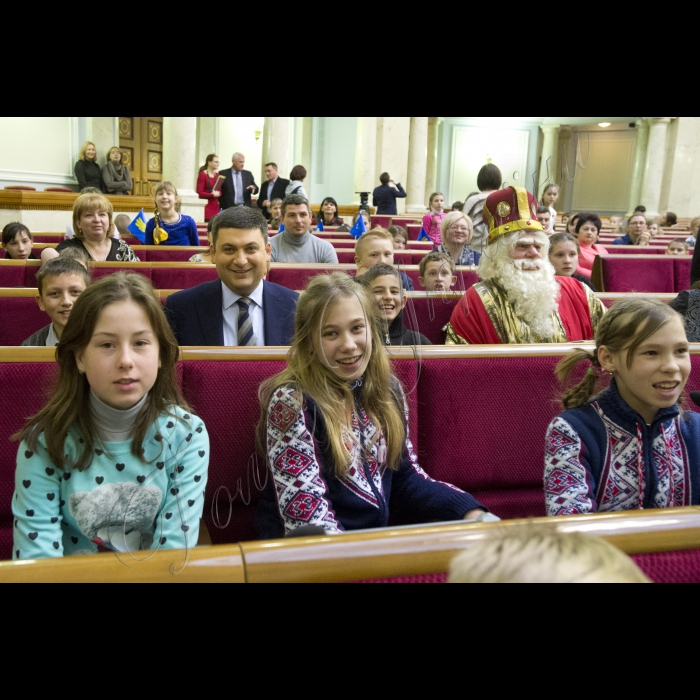 Діти з усіх регіонів України завітали до Верховної Ради. Це не просто дітки - це сироти та ті, що втратили батьків у зоні АТО. До них прийшов Святий Миколай і Голова ВР України Володимир Гройсман  з подарунками. Діток розважатимуть волонтери, їм також буде надано можливість проголосувати Закон Мрій.