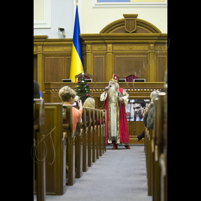 Діти з усіх регіонів України завітали до Верховної Ради. Це не просто дітки - це сироти та ті, що втратили батьків у зоні АТО. До них прийшов Святий Миколай і Голова ВР України Володимир Гройсман  з подарунками. Діток розважатимуть волонтери, їм також буде надано можливість проголосувати Закон Мрій.