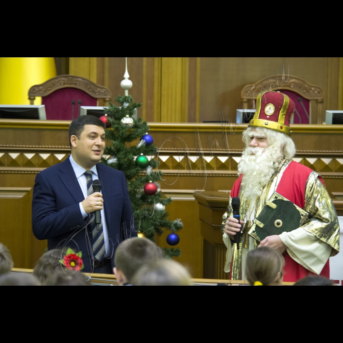 Діти з усіх регіонів України завітали до Верховної Ради. Це не просто дітки - це сироти та ті, що втратили батьків у зоні АТО. До них прийшов Святий Миколай і Голова ВР України Володимир Гройсман  з подарунками. Діток розважатимуть волонтери, їм також буде надано можливість проголосувати Закон Мрій.