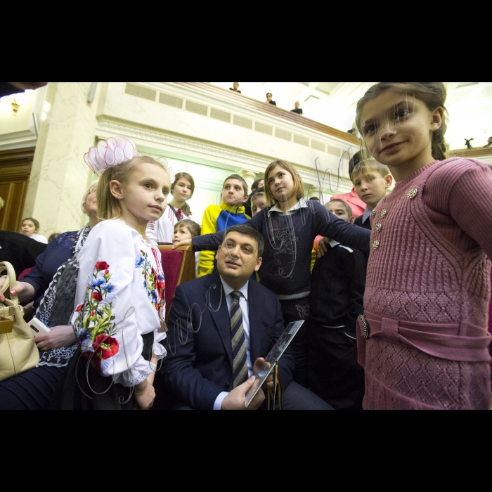 Діти з усіх регіонів України завітали до Верховної Ради. Це не просто дітки - це сироти та ті, що втратили батьків у зоні АТО. До них прийшов Святий Миколай і Голова ВР України Володимир Гройсман  з подарунками. Діток розважатимуть волонтери, їм також буде надано можливість проголосувати Закон Мрій.
