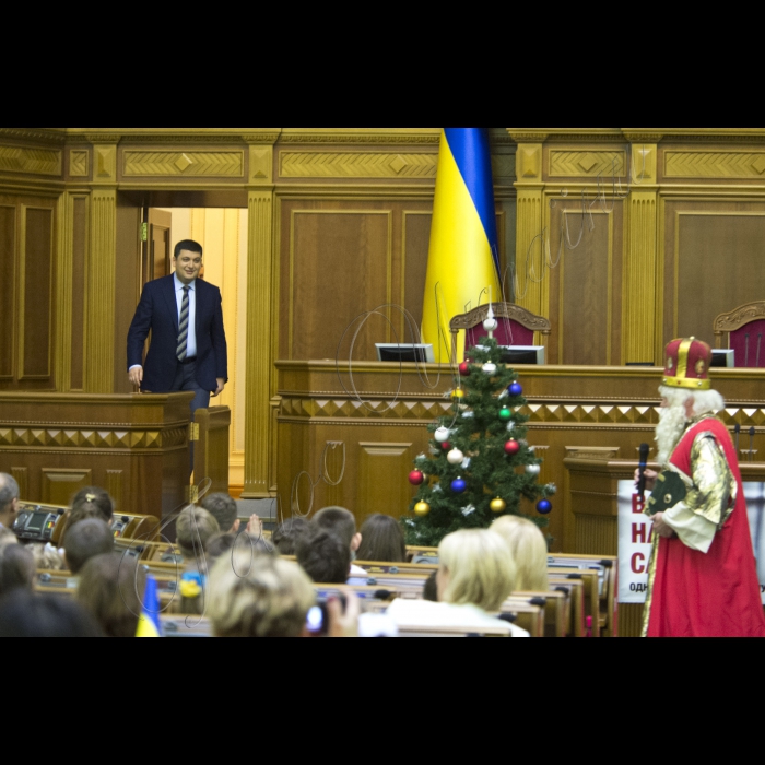 Діти з усіх регіонів України завітали до Верховної Ради. Це не просто дітки - це сироти та ті, що втратили батьків у зоні АТО. До них прийшов Святий Миколай і Голова ВР України Володимир Гройсман  з подарунками. Діток розважатимуть волонтери, їм також буде надано можливість проголосувати Закон Мрій.