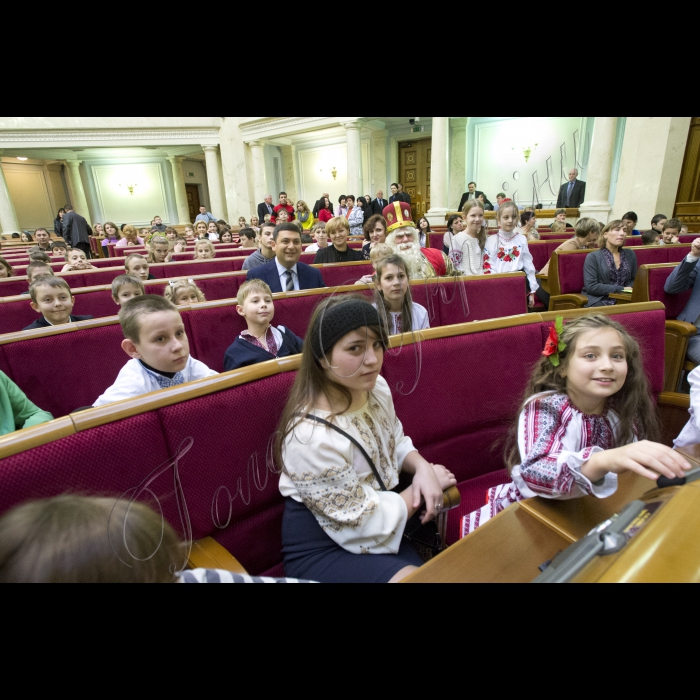 Діти з усіх регіонів України завітали до Верховної Ради. Це не просто дітки - це сироти та ті, що втратили батьків у зоні АТО. До них прийшов Святий Миколай і Голова ВР України Володимир Гройсман  з подарунками. Діток розважатимуть волонтери, їм також буде надано можливість проголосувати Закон Мрій.