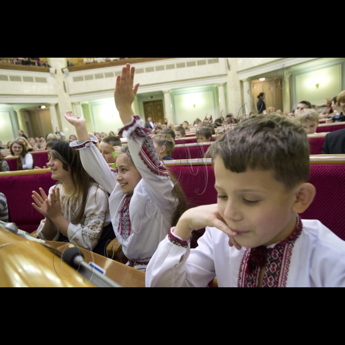 Діти з усіх регіонів України завітали до Верховної Ради. Це не просто дітки - це сироти та ті, що втратили батьків у зоні АТО. До них прийшов Святий Миколай і Голова ВР України Володимир Гройсман  з подарунками. Діток розважатимуть волонтери, їм також буде надано можливість проголосувати Закон Мрій.