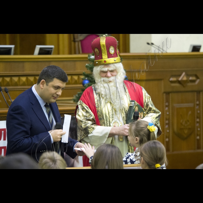 Діти з усіх регіонів України завітали до Верховної Ради. Це не просто дітки - це сироти та ті, що втратили батьків у зоні АТО. До них прийшов Святий Миколай і Голова ВР України Володимир Гройсман  з подарунками. Діток розважатимуть волонтери, їм також буде надано можливість проголосувати Закон Мрій.