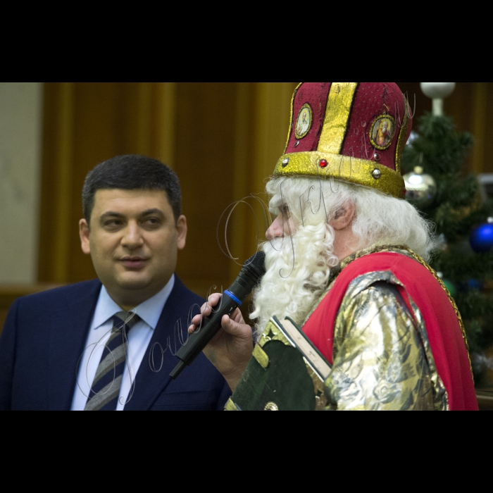 Діти з усіх регіонів України завітали до Верховної Ради. Це не просто дітки - це сироти та ті, що втратили батьків у зоні АТО. До них прийшов Святий Миколай і Голова ВР України Володимир Гройсман  з подарунками. Діток розважатимуть волонтери, їм також буде надано можливість проголосувати Закон Мрій.