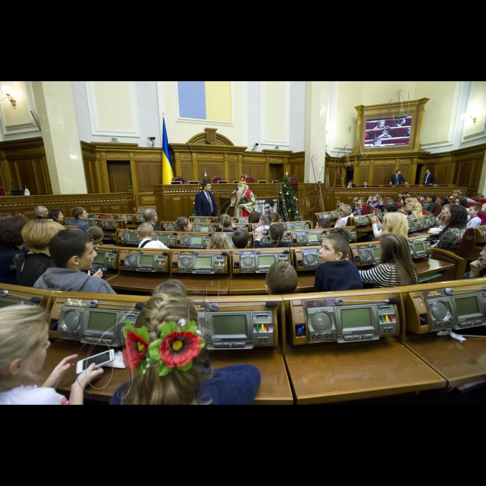 Діти з усіх регіонів України завітали до Верховної Ради. Це не просто дітки - це сироти та ті, що втратили батьків у зоні АТО. До них прийшов Святий Миколай і Голова ВР України Володимир Гройсман  з подарунками. Діток розважатимуть волонтери, їм також буде надано можливість проголосувати Закон Мрій.