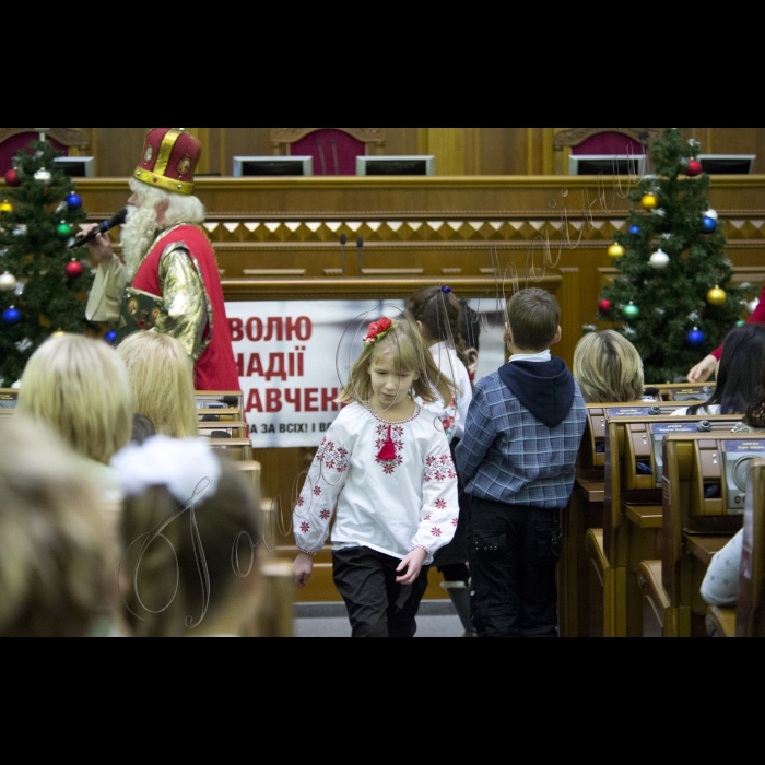 Діти з усіх регіонів України завітали до Верховної Ради. Це не просто дітки - це сироти та ті, що втратили батьків у зоні АТО. До них прийшов Святий Миколай і Голова ВР України Володимир Гройсман  з подарунками. Діток розважатимуть волонтери, їм також буде надано можливість проголосувати Закон Мрій.