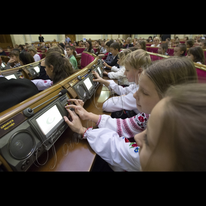 Діти з усіх регіонів України завітали до Верховної Ради. Це не просто дітки - це сироти та ті, що втратили батьків у зоні АТО. До них прийшов Святий Миколай і Голова ВР України Володимир Гройсман  з подарунками. Діток розважатимуть волонтери, їм також буде надано можливість проголосувати Закон Мрій.