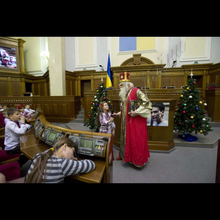 Діти з усіх регіонів України завітали до Верховної Ради. Це не просто дітки - це сироти та ті, що втратили батьків у зоні АТО. До них прийшов Святий Миколай і Голова ВР України Володимир Гройсман  з подарунками. Діток розважатимуть волонтери, їм також буде надано можливість проголосувати Закон Мрій.