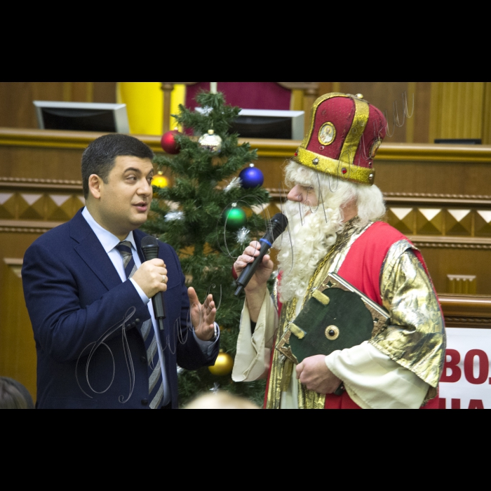 Діти з усіх регіонів України завітали до Верховної Ради. Це не просто дітки - це сироти та ті, що втратили батьків у зоні АТО. До них прийшов Святий Миколай і Голова ВР України Володимир Гройсман  з подарунками. Діток розважатимуть волонтери, їм також буде надано можливість проголосувати Закон Мрій.