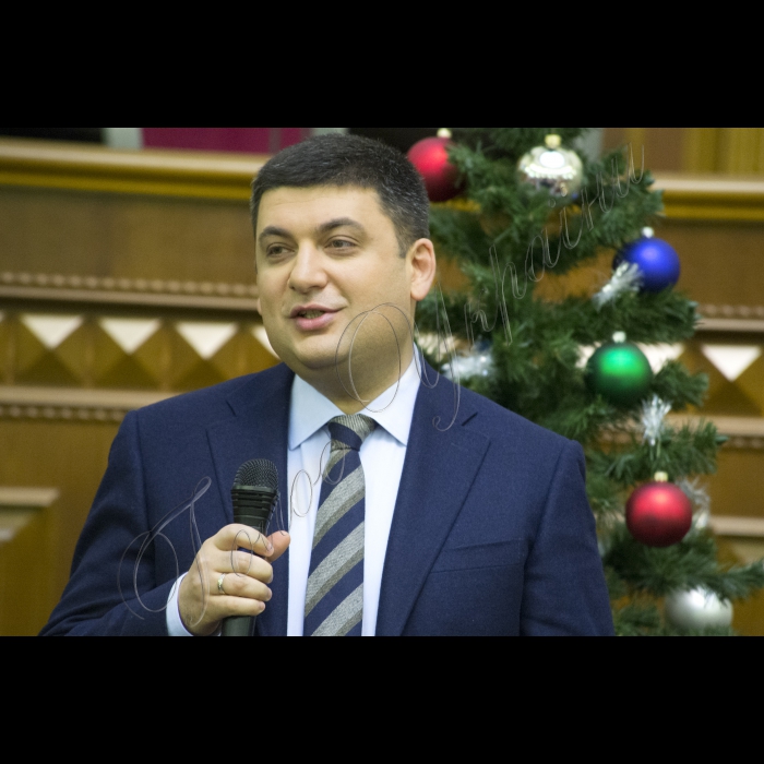 Діти з усіх регіонів України завітали до Верховної Ради. Це не просто дітки - це сироти та ті, що втратили батьків у зоні АТО. До них прийшов Святий Миколай і Голова ВР України Володимир Гройсман  з подарунками. Діток розважатимуть волонтери, їм також буде надано можливість проголосувати Закон Мрій.