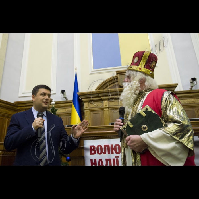 Діти з усіх регіонів України завітали до Верховної Ради. Це не просто дітки - це сироти та ті, що втратили батьків у зоні АТО. До них прийшов Святий Миколай і Голова ВР України Володимир Гройсман  з подарунками. Діток розважатимуть волонтери, їм також буде надано можливість проголосувати Закон Мрій.