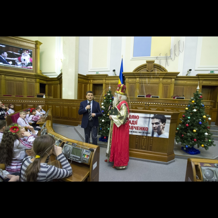 Діти з усіх регіонів України завітали до Верховної Ради. Це не просто дітки - це сироти та ті, що втратили батьків у зоні АТО. До них прийшов Святий Миколай і Голова ВР України Володимир Гройсман  з подарунками. Діток розважатимуть волонтери, їм також буде надано можливість проголосувати Закон Мрій.
