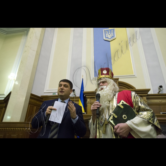 Діти з усіх регіонів України завітали до Верховної Ради. Це не просто дітки - це сироти та ті, що втратили батьків у зоні АТО. До них прийшов Святий Миколай і Голова ВР України Володимир Гройсман  з подарунками. Діток розважатимуть волонтери, їм також буде надано можливість проголосувати Закон Мрій.