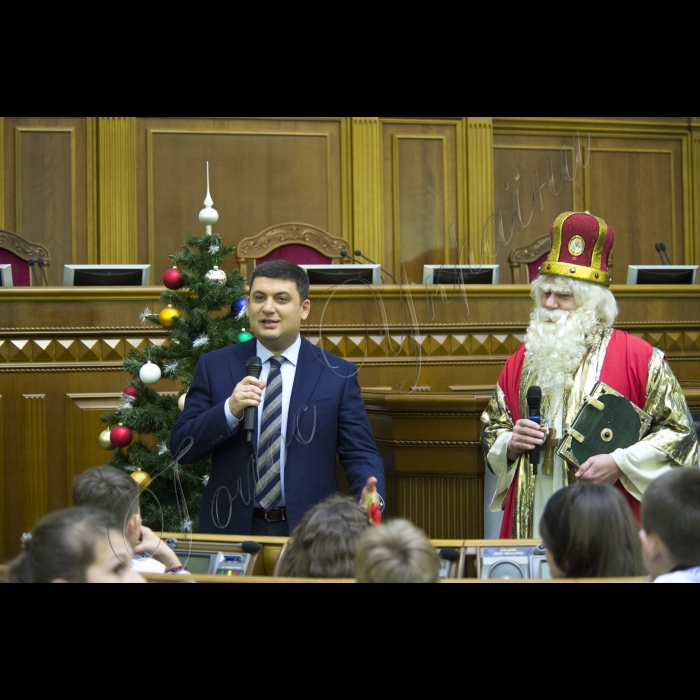 Діти з усіх регіонів України завітали до Верховної Ради. Це не просто дітки - це сироти та ті, що втратили батьків у зоні АТО. До них прийшов Святий Миколай і Голова ВР України Володимир Гройсман  з подарунками. Діток розважатимуть волонтери, їм також буде надано можливість проголосувати Закон Мрій.