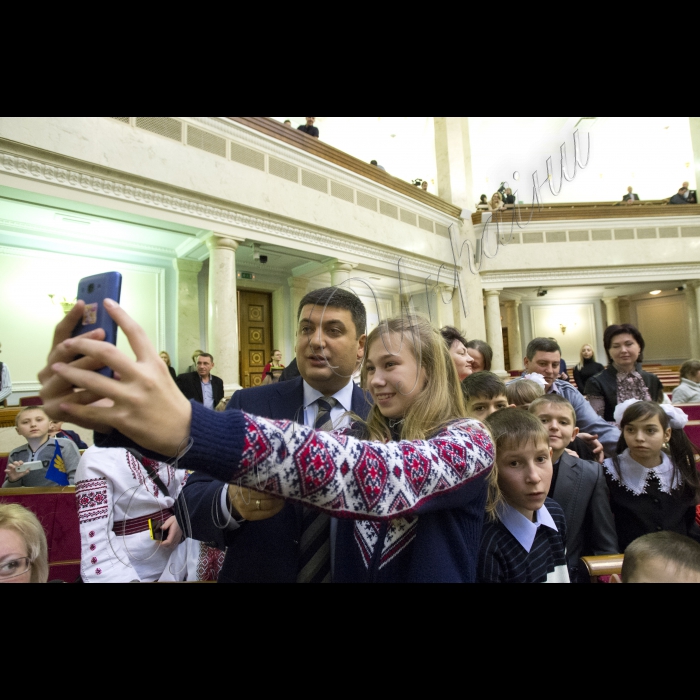 Діти з усіх регіонів України завітали до Верховної Ради. Це не просто дітки - це сироти та ті, що втратили батьків у зоні АТО. До них прийшов Святий Миколай і Голова ВР України Володимир Гройсман  з подарунками. Діток розважатимуть волонтери, їм також буде надано можливість проголосувати Закон Мрій.