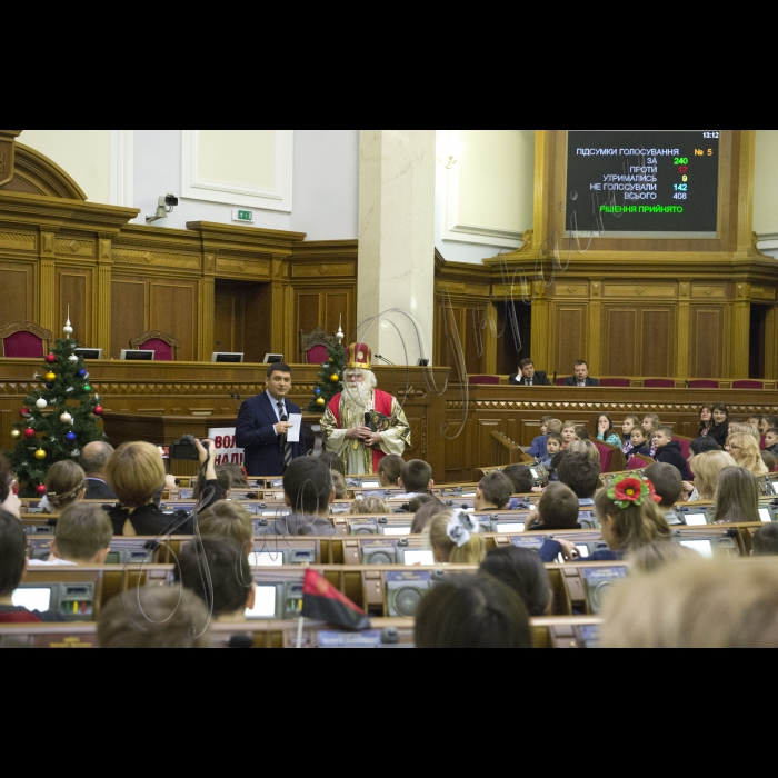 Діти з усіх регіонів України завітали до Верховної Ради. Це не просто дітки - це сироти та ті, що втратили батьків у зоні АТО. До них прийшов Святий Миколай і Голова ВР України Володимир Гройсман  з подарунками. Діток розважатимуть волонтери, їм також буде надано можливість проголосувати Закон Мрій.