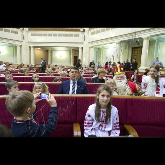 Діти з усіх регіонів України завітали до Верховної Ради. Це не просто дітки - це сироти та ті, що втратили батьків у зоні АТО. До них прийшов Святий Миколай і Голова ВР України Володимир Гройсман  з подарунками. Діток розважатимуть волонтери, їм також буде надано можливість проголосувати Закон Мрій.