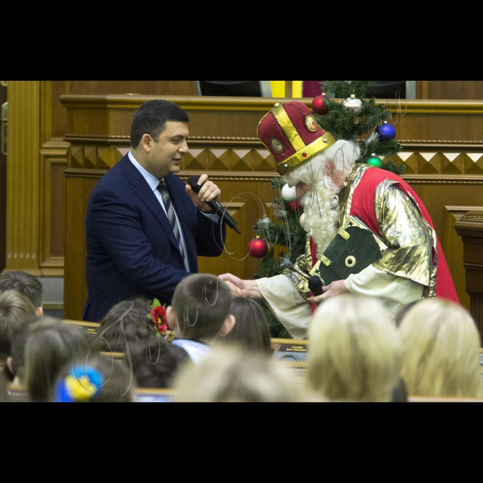 Діти з усіх регіонів України завітали до Верховної Ради. Це не просто дітки - це сироти та ті, що втратили батьків у зоні АТО. До них прийшов Святий Миколай і Голова ВР України Володимир Гройсман  з подарунками. Діток розважатимуть волонтери, їм також буде надано можливість проголосувати Закон Мрій.