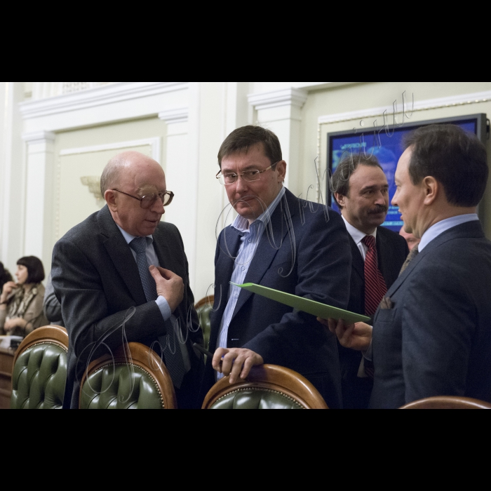 Засідання Погоджувальної Ради України під головуванням Голови ВР України Володимира Гройсмана.
Заступник Керівника Апарату - керівник Головного юридичного управління Михайло Теплюк, Юрій Луценко, Дмитро Андрієвський