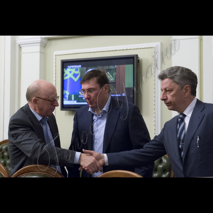 Засідання Погоджувальної Ради України під головуванням Голови ВР України Володимира Гройсмана.
Заступник Керівника Апарату - керівник Головного юридичного управління Михайло Теплюк, Юрій Луценко, Юрій Бойко