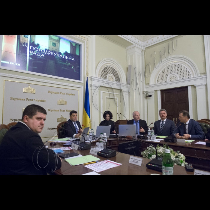 Засідання Погоджувальної Ради України під головуванням Голови ВР України Володимира Гройсмана.
Максим Бурбак, Володимир Гройсман, Оксана Сироїд, Степан Кубів, Юрій Бойко, Олег Ляшко