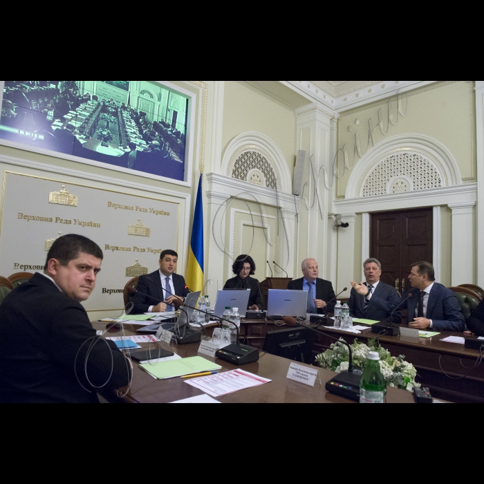 Засідання Погоджувальної Ради України під головуванням Голови ВР України Володимира Гройсмана.
Максим Бурбак, Володимир Гройсман, Оксана Сироїд, Степан Кубів, Юрій Бойко, Олег Ляшко