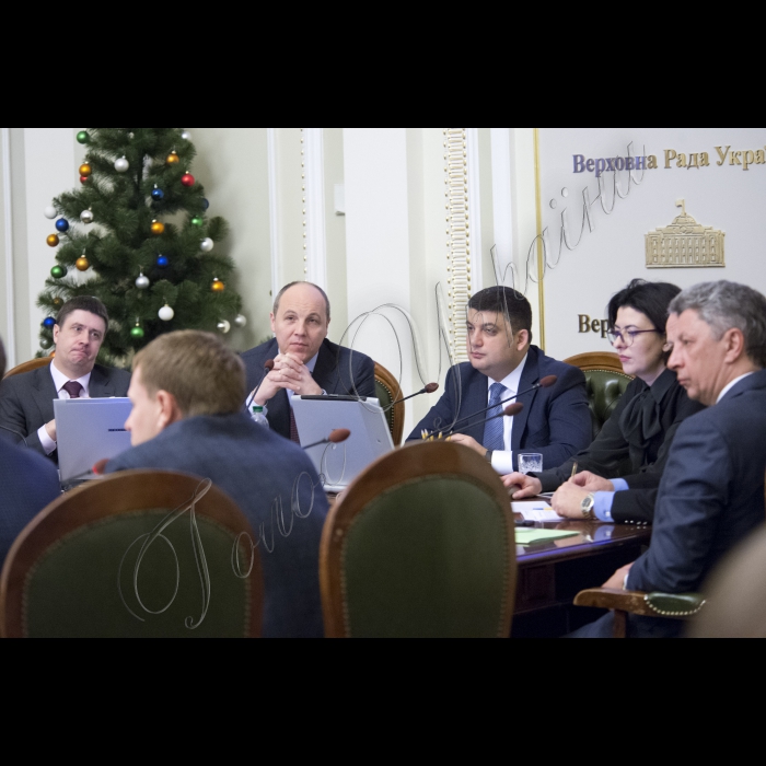 Засідання Погоджувальної Ради України під головуванням Голови ВР України Володимира Гройсмана.
Віце-прем’єр-міністр – міністр культури України В’ячеслав Кириленко, Андрій Парубій, Володимир Гройсман, Оксана Сироїд, Степан Кубів, Юрій Бойко;