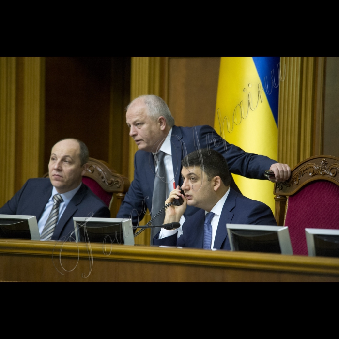 На пленарному засіданні Верховної Ради України народні депутати підтримали постанови про складання депутатських повноважень Злати Огневич і Миколи Мартиненка.
Андрій Парубій, Степан Кубів, Володимир Гройсман;