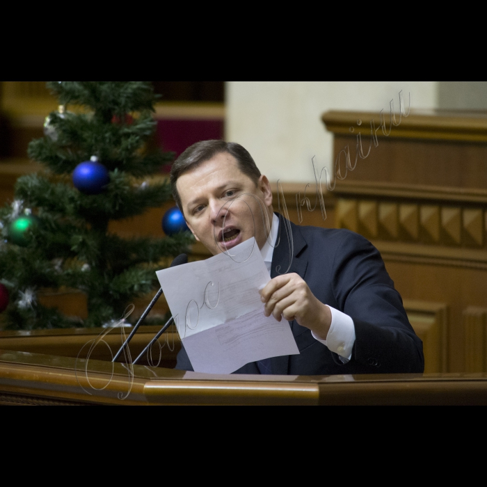 На пленарному засіданні Верховної Ради України народні депутати підтримали постанови про складання депутатських повноважень Злати Огневич і Миколи Мартиненка.
Олег Ляшко