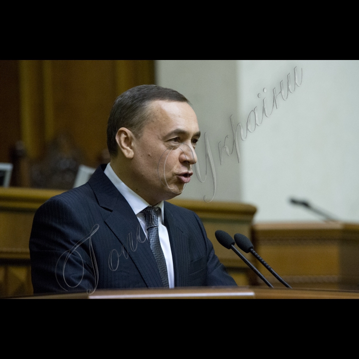На пленарному засіданні Верховної Ради України народні депутати підтримали постанови про складання депутатських повноважень Злати Огневич і Миколи Мартиненка.
Микола Мартиненко
