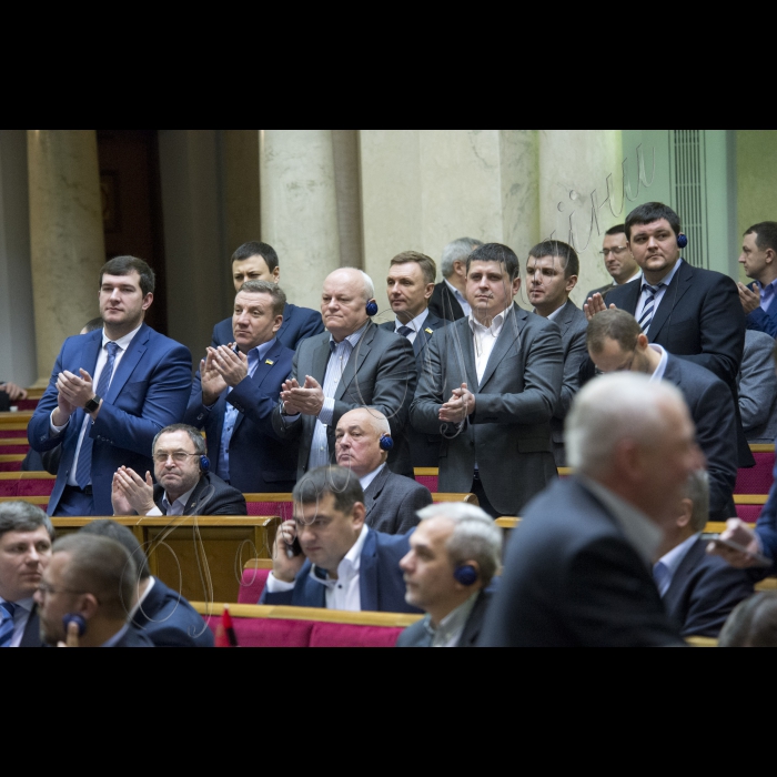 На пленарному засіданні Верховної Ради України народні депутати підтримали постанови про складання депутатських повноважень Злати Огневич і Миколи Мартиненка.
Представники фракції «Народний фронт»