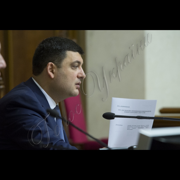 На пленарному засіданні Верховної Ради України народні депутати підтримали постанови про складання депутатських повноважень Злати Огневич і Миколи Мартиненка.
Голова Верховної Ради України Володимир Гройсман