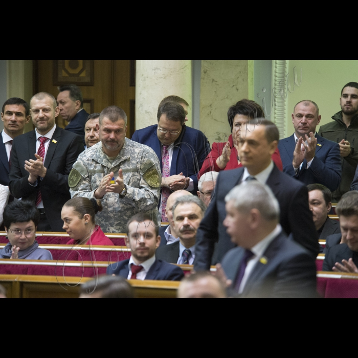 На пленарному засіданні Верховної Ради України народні депутати підтримали постанови про складання депутатських повноважень Злати Огневич і Миколи Мартиненка.
Народні депутати (БПП, «Народний фронт») аплодують прийнятому рішенню про складання депутатського мандату Миколою Мартиненком