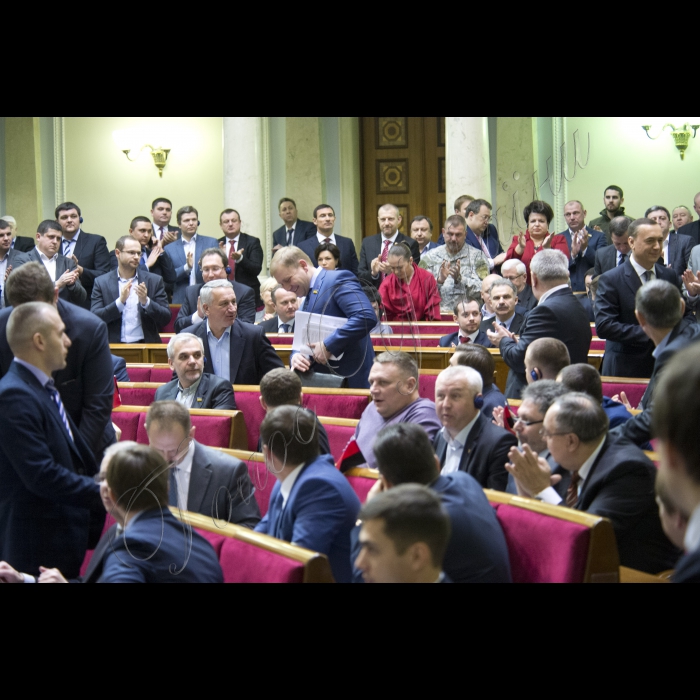 На пленарному засіданні Верховної Ради України народні депутати підтримали постанови про складання депутатських повноважень Злати Огневич і Миколи Мартиненка.
Народні депутати (БПП, «Народний фронт») аплодують прийнятому рішенню про складання депутатського мандату Миколою Мартиненком