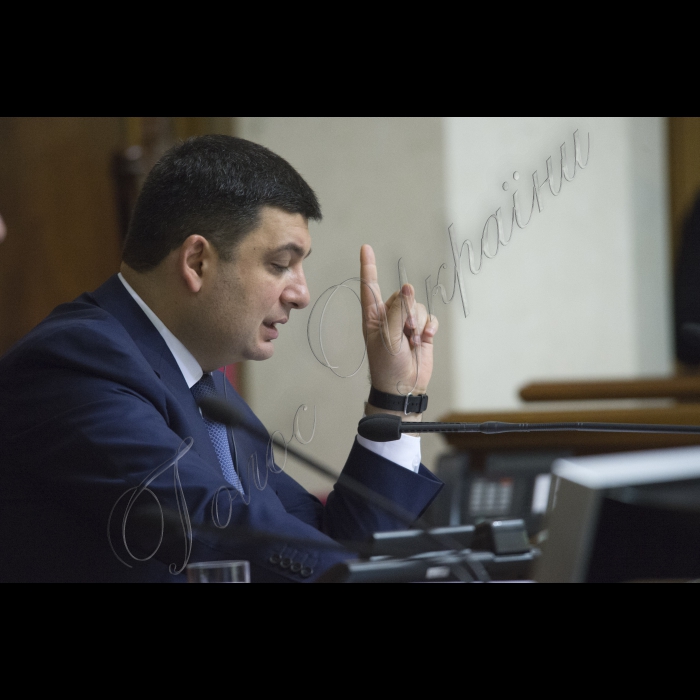 На пленарному засіданні Верховної Ради України народні депутати підтримали постанови про складання депутатських повноважень Злати Огневич і Миколи Мартиненка.
Голова Верховної Ради України Володимир Гройсман