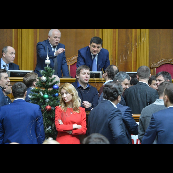 Пленарне засідання ВР України. Народні депутати заблокували трибуну з вимогою проведення повторних виборів у Кривому Розі.
