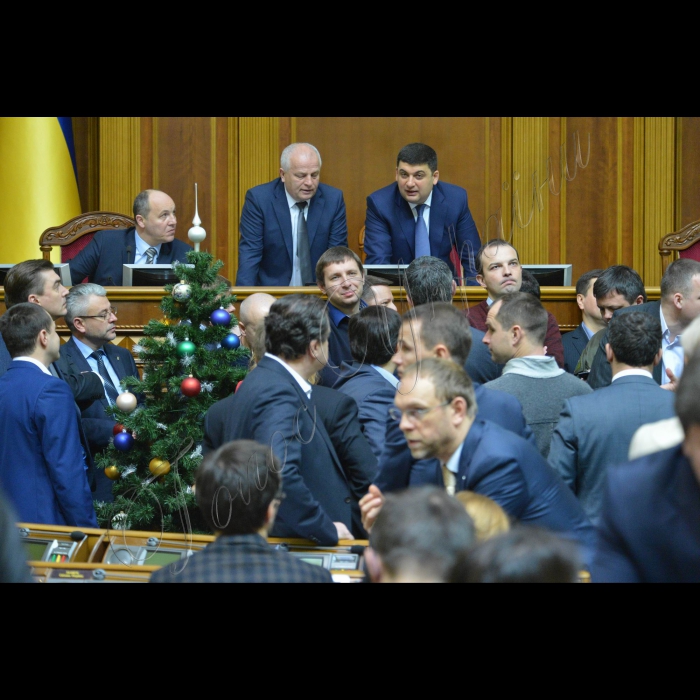 Пленарне засідання ВР України. Народні депутати заблокували трибуну з вимогою проведення повторних виборів у Кривому Розі.
