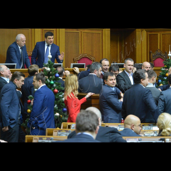 Пленарне засідання ВР України. Народні депутати заблокували трибуну з вимогою проведення повторних виборів у Кривому Розі.
