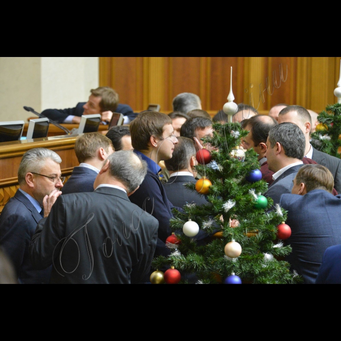 Пленарне засідання ВР України. Народні депутати заблокували трибуну з вимогою проведення повторних виборів у Кривому Розі.
