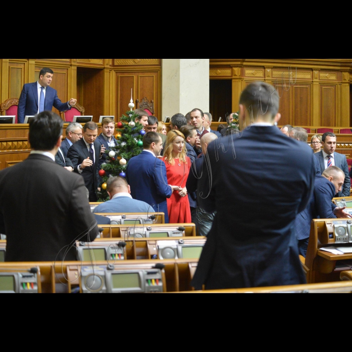 Пленарне засідання ВР України. Народні депутати заблокували трибуну з вимогою проведення повторних виборів у Кривому Розі.
